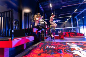 Hopp från hopptorn med kompis på JumpYard