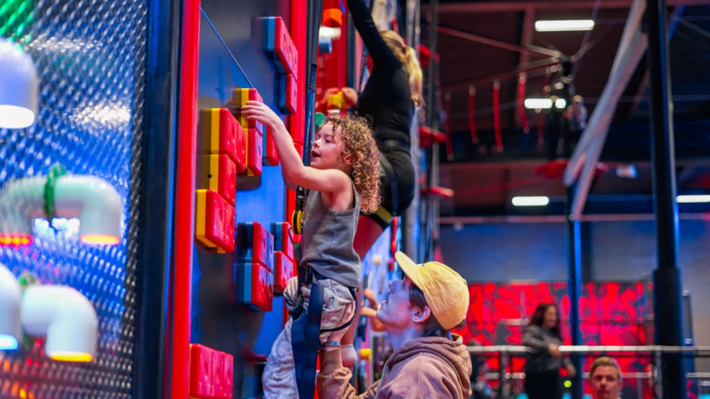A family climbing at JumpYard Barkarby